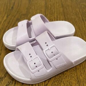 Freedom Moses toddler girls slides size 24/25 which is a 8C/8.5C light purple